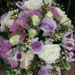 סידור פרחים פריחה סגולה