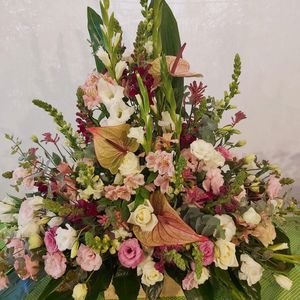 משולש ורוד בשילוב אנטוריום